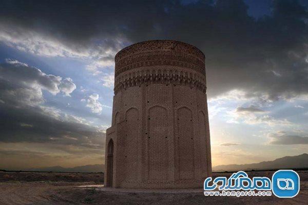 برج مهماندوست یکی از جاذبه های دیدنی دامغان است