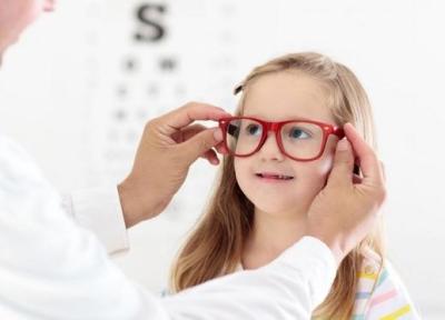 چگونه بفهمیم فرزندمان به عینک احتیاج دارد؟