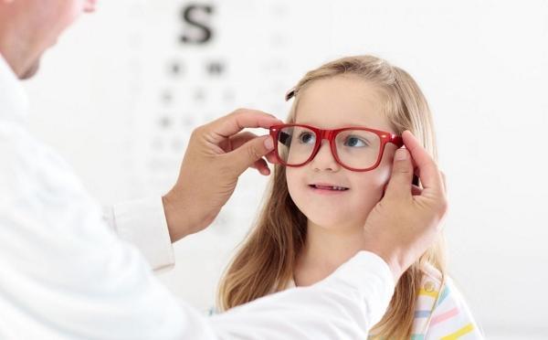 چگونه بفهمیم فرزندمان به عینک احتیاج دارد؟